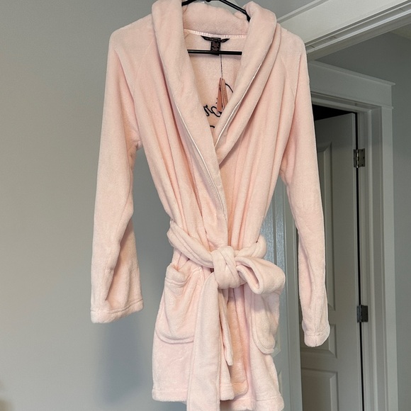 BNWT Victoria's Secret Soft Pink Robe - Picture 2 of 3